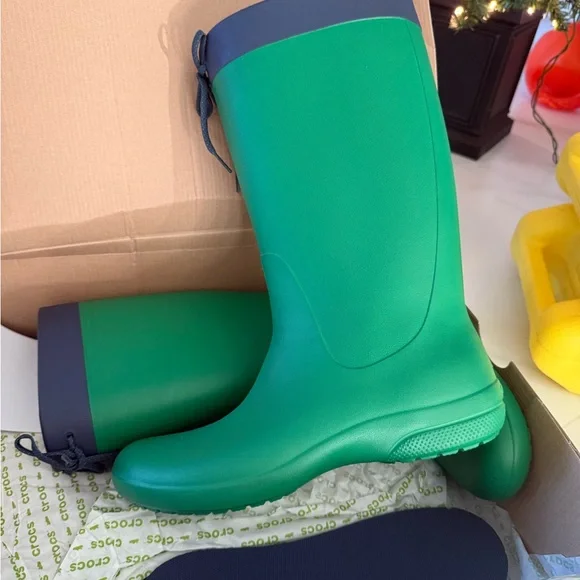 CROCS Kelly Green Comfort Shoes - Picture 2 of 4